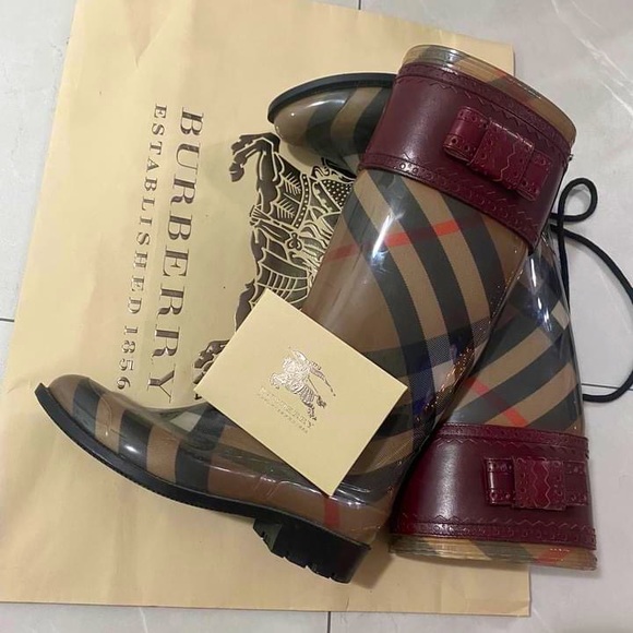 Burberry Limited edition rain boots - Picture 1 of 2